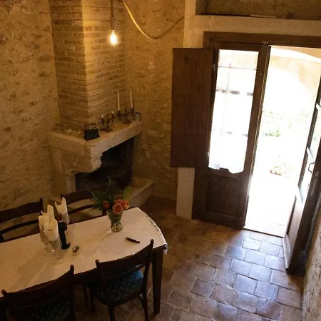 Charme In Perillis Bed & Breakfast