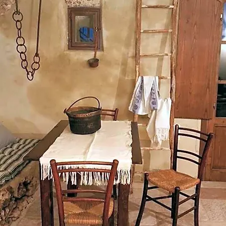 Charme In Perillis Bed & Breakfast