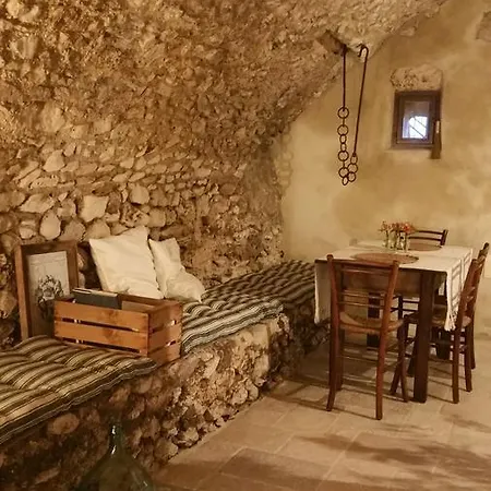 לינה וארוחת בוקר Charme In Perillis 4*