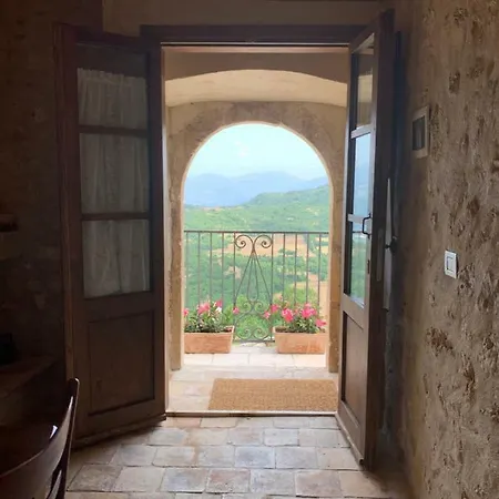 לינה וארוחת בוקר Charme In Perillis 4*