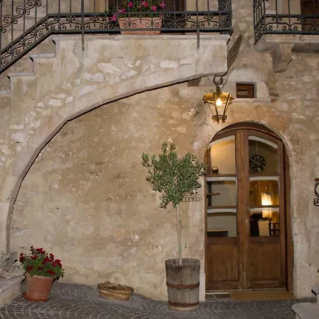 לינה וארוחת בוקר Charme In Perillis 4*