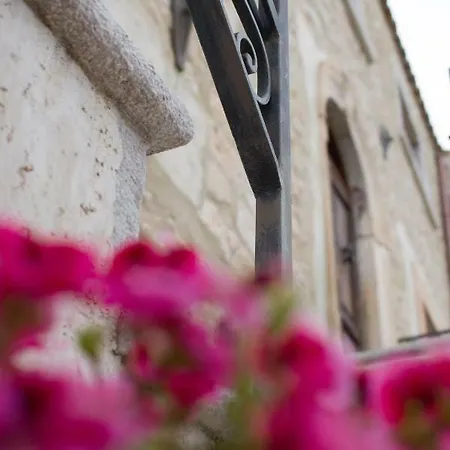 לינה וארוחת בוקר Charme In Perillis 4*